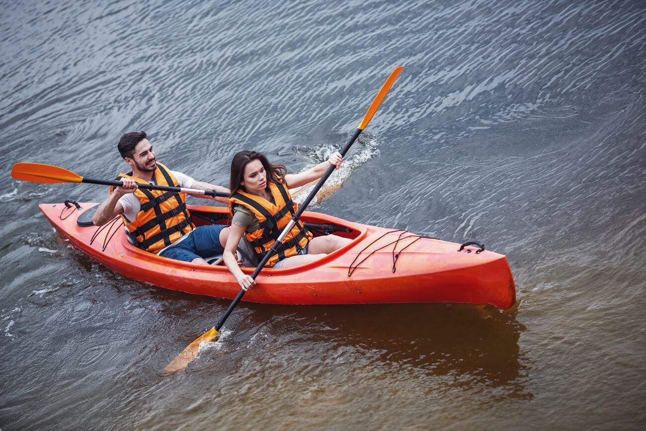 couple travelling by kayak 2023 11 27 05 30 17 utc 1